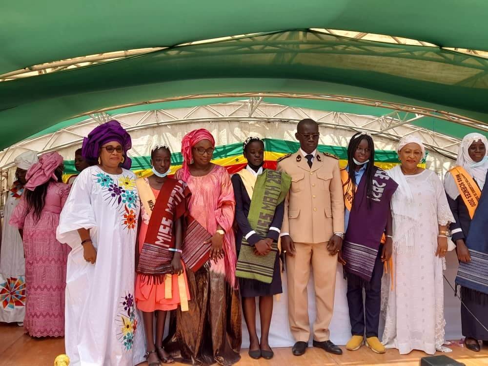 La secrétaire exécutive du cnls,Mme le maire de d*ar,Mme l'inspectrice d'académie de Dakar , et le gouverneur de Dakar entourant les lauréates